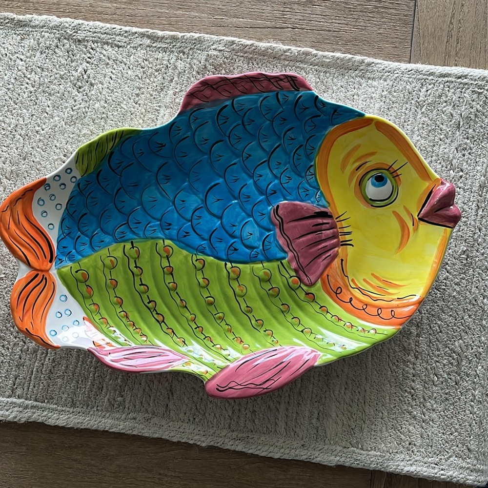 Hand painted fish, platter, gorgeous! Some minor Imperfection on the lip.